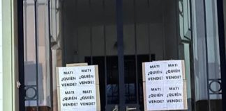 Carteles agraviantes contra Nebot en el Deliberante de Saavedra